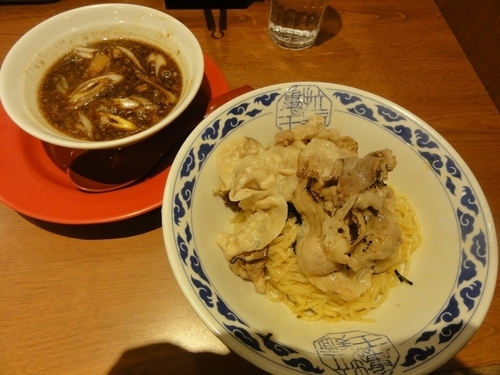 「肉黒醤油つけ麺（あご節・並盛）」@九州らーめん 亀王 道頓堀店の写真