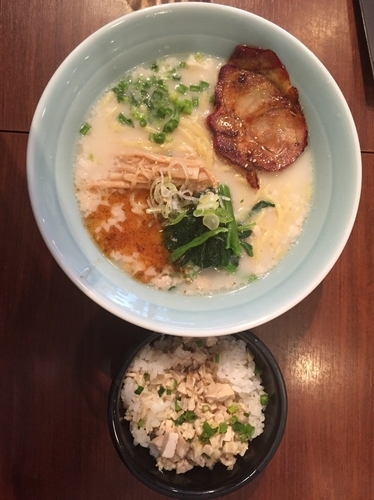 「とんこつ塩ラーメン 鶏しょうが飯¥910」@餃子 麺 空海 浜松町店の写真