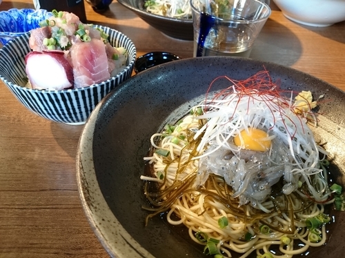 「【限定】生しらすの冷製そば400円＋海鮮丼400円＋冷酒×2」@寿製麺よしかわ 川越店の写真