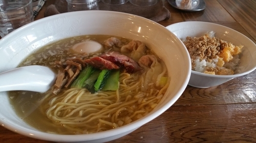 「塩ワンタンめん(３個)＋味玉＋本日の気まぐれご飯」@らーめん穀雨の写真