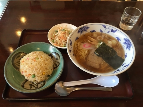 「醤油ラーメン 半炒飯セット 690円」@ラーメン小天狗の写真