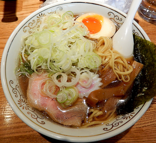 「清湯（しょうゆ）そば＋味玉＋葱(910円）」@つけそば 神田勝本の写真