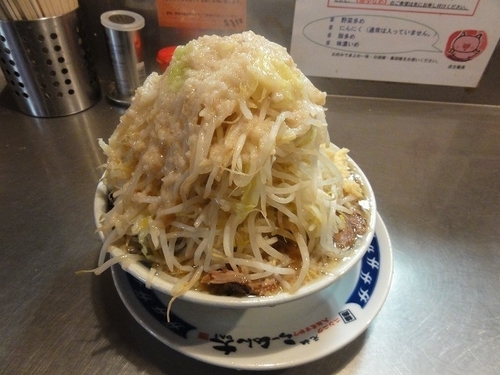 「ラーメン680円　野菜マシ/ニンニク/アブラ」@らーめん大 蒲田店の写真