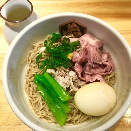 「真鯛油そばスープ付き700円鯛だしsmoke味玉100円」@真鯛らーめん 麺魚の写真