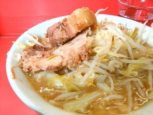 「ラーメン（普通、ニンニクなし、麺少なめ）」@ラーメン二郎 三田本店の写真