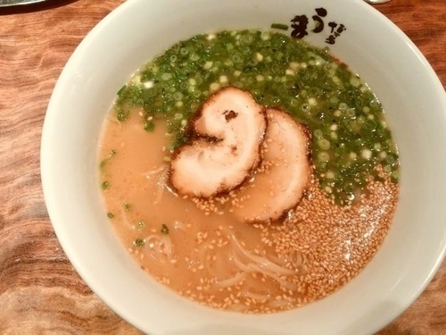 「源流博多ラーメン（平打ち麺）」@博多うま馬 東京駅店の写真