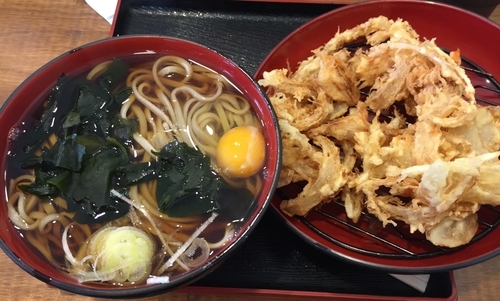 「天ぷらそば＋ワカメ＋生玉子（￥580＋サービス）」@そば 天丸の写真