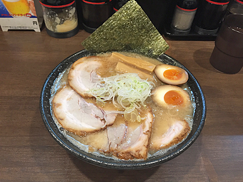 「チャーシューらーめん＋味付たまご」@らーめん くま神の写真