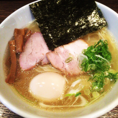 「白醤油ラーメン 味玉」@自家製麺 コトホギの写真