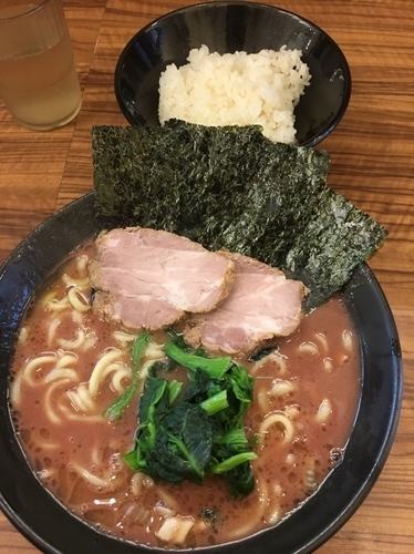 「ラーメン並700円+ライスサービス」@横浜家系らーめん 二代目 武道家の写真
