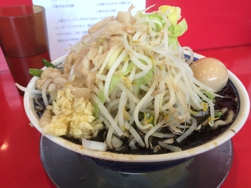 「【2/29限定】ブラックガーリック麺（全マシ味玉） 880円」@ジャンプの写真
