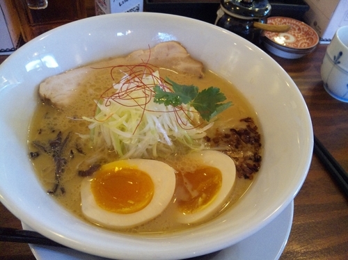 「濃熟鶏白湯トロ玉ラーメンしょうゆ　９００円」@ラーメン とりたまの写真