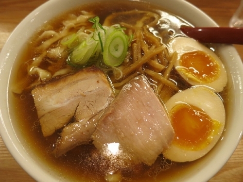 「喜多方らーめん （醤油） 820円 ＋ 味玉 150円」@麺や 七彩 八丁堀店の写真