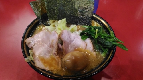 「チャーシューメン＋キャベツ＋味玉」@家系総本山 ラーメン吉村家の写真
