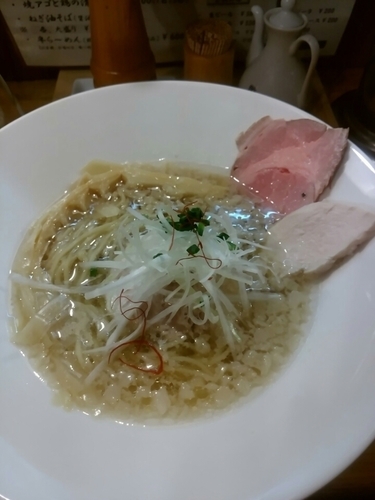 「焼きアゴと鶏の清湯（背脂・塩）900円」@麺庵 小島流の写真