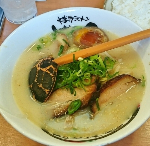 「玉子ラーメン（750）+唐揚げセット（ランチ=180）」@博多ラーメン げんこつ 豊中南店の写真