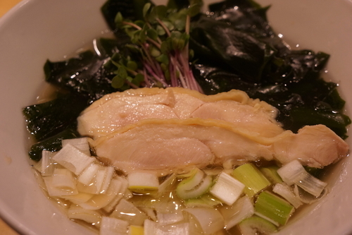 「塩煮干しわかめそば（限定）＋めかぶご飯」@饗 くろ㐂の写真