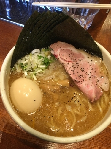 「らーめん780円、燻製玉子120円、海苔増し100円」@RAMEN GOSSOUの写真