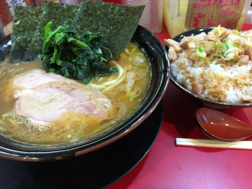 「中盛りラーメン＋賄い飯」@家系ラーメン とらきち家の写真