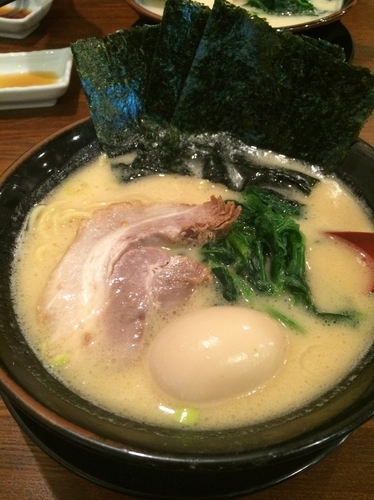 「醤油豚骨味玉ラーメン」@横浜家系ラーメン 順吉家の写真