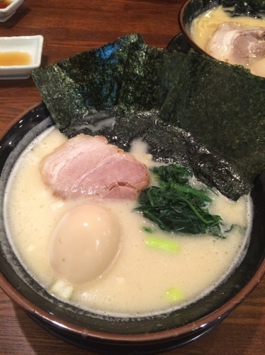 「塩豚骨味玉ラーメン」@横浜家系ラーメン 順吉家の写真