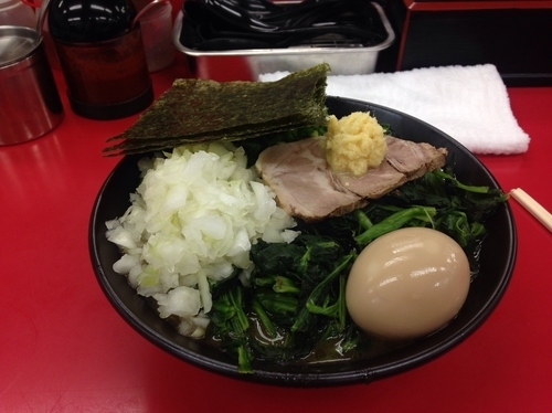 「半熟味玉ラーメン タマネギ レン草 万能ネギ」@武蔵家直系 ぼうそう家の写真