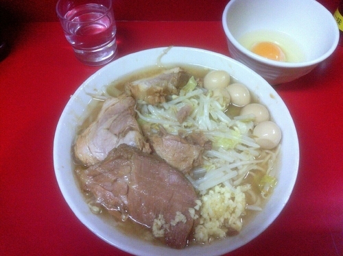 「小ラーメン　ニンニク+生玉子+味付けうずら　850円」@ラーメン二郎 西台駅前店の写真
