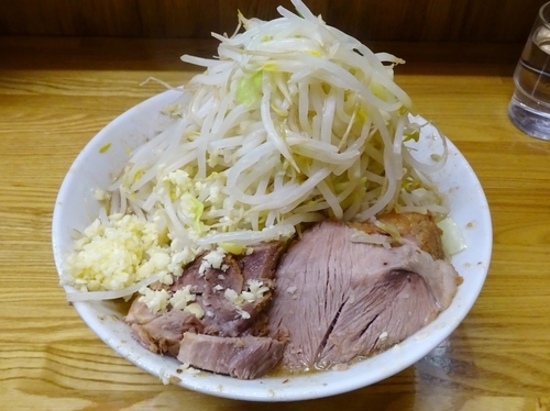 「小ラーメン（700円）麺かためヤサイニンニク」@ラーメン二郎 赤羽店の写真