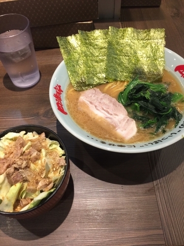 「ラーメン並硬め濃いめ700円、キャベチャ100円」@横浜家系ラーメン 円満家 大塚店の写真