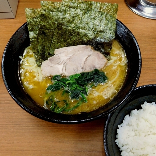 「ラーメン 並（650円）麺やわらかめ＋小ライス（サービス）」@横浜らーめん 若武者の写真