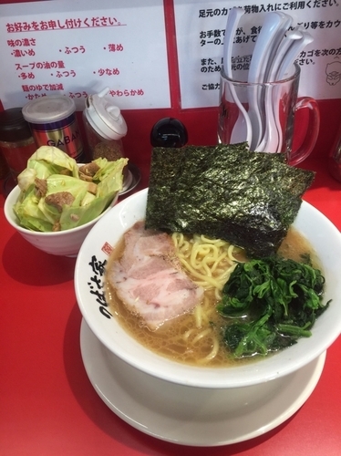 「ラーメン並670円硬め濃いめ、キャベチャ120円」@横浜家系ラーメン つばさ家 高崎店の写真
