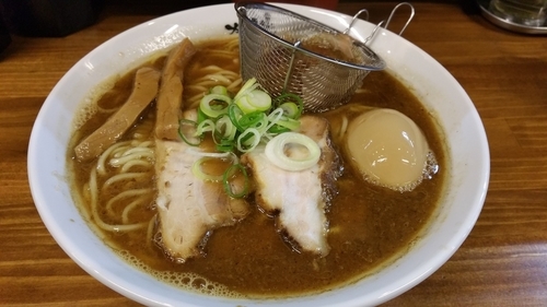 「らーめん(700)+大盛(100)+鰹味玉(120)」@らーめん かつお拳の写真