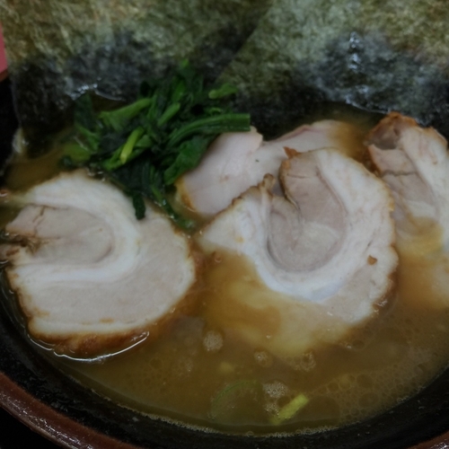 「ラーメン中盛 バラ3枚（味薄め 麺固め 油多め）+賄い飯」@王道家の写真