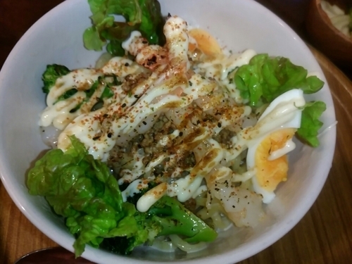 「【2月限定】炙り海老マヨネーズ900円+生ビール」@汁なし麺専門店 Mendesignの写真