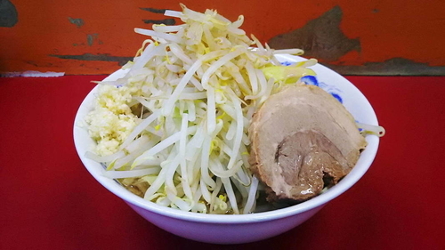 「ラーメン並み700円ニンニクヤサイカラメ」@モッコリ豚の写真