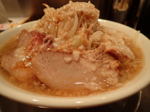 「ラーメン ヤサイ+アブラ+セルフ辛め+唐辛子」@ジロリアン 町屋店の写真