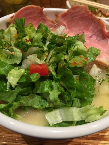 「鶏ソバ+ローストポーク2枚」@NOODLE STOCK 鶴おかの写真