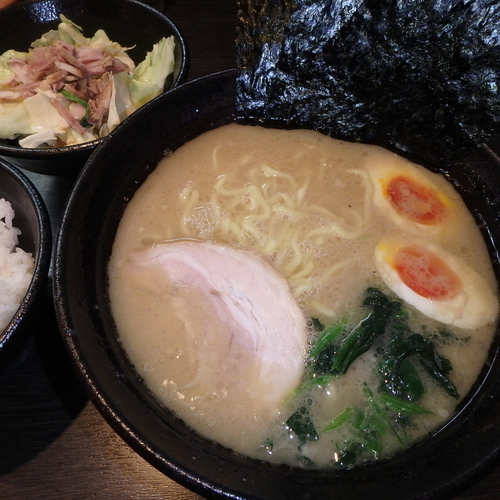 「ラーメン(700円)(カタメ)、キャベチャー(100円)他」@蔵前家の写真