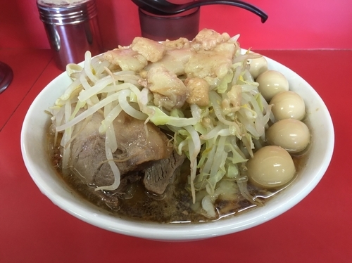 「小ラーメン豚入り＋うずら」@ラーメン二郎 茨城守谷店の写真
