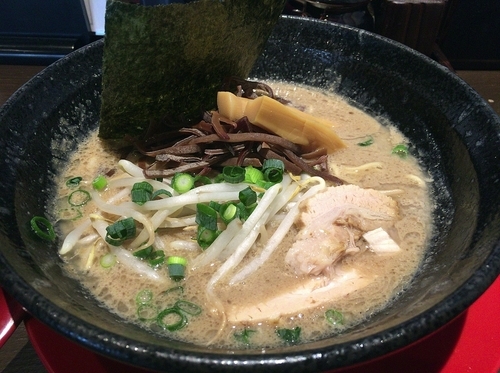 「豚骨らぁめん（７５０円）替え玉（１００円）」@関東極濃豚骨らぁめん 葉隠～HAGAKURE～の写真