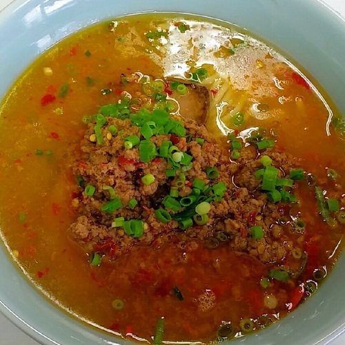 「【限定】牛骨辛挽肉ラーメン（小ご飯付き）８００円」@ラーメン 樂只の写真
