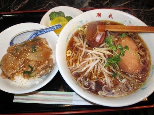 「豚丼とラーメン　700円（日替わり）」@中華料理 周礼の写真