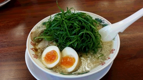「特製醤油九条ネギラーメン+たまご」@ラーメン魁力屋 五反田店の写真