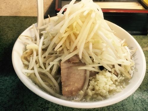 「ぶた入り小らーめん（野菜・にんにく 増し）」@ラーメン二郎 新宿小滝橋通り店の写真