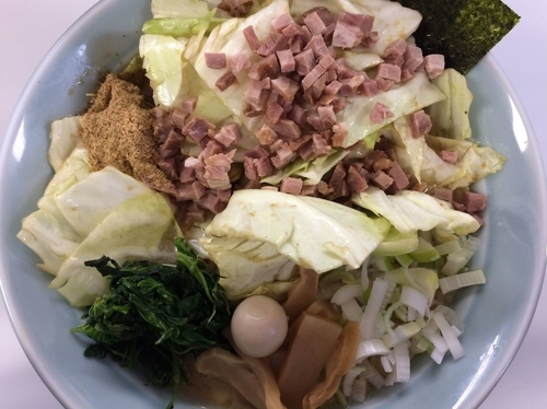 「節骨ラーメン（醤油） 730円（キャベチャ+200円）」@横浜ラーメン あづま家の写真
