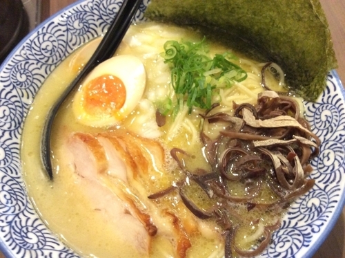 「鶏白湯全部のせ」@釜炊きとんこつ 品川製麺所 新宿2丁目店の写真