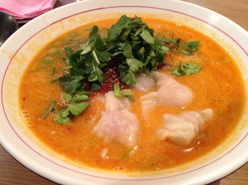 「坦々そば 醤油ベース + パクチー + 海老ワンタン」@地球の中華そばの写真