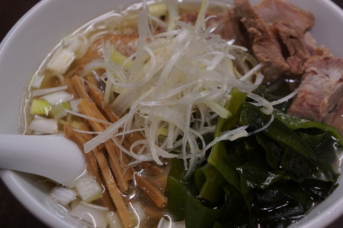 「新わかめの白醤油煮干ラーメン（限定）」@らーめん えんやの写真