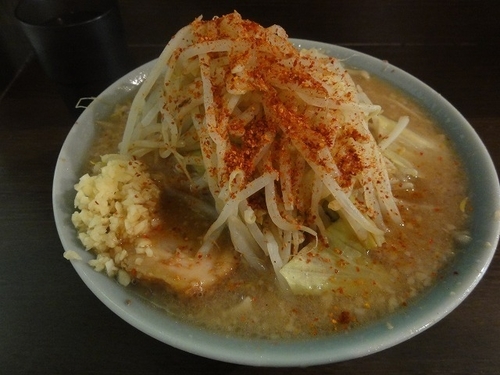 「ラーメン700円 　硬め　ニンニク　カラメ　トウガラシ」@ラーメン二郎 JR西口蒲田店の写真