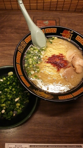 「天然とんこつラーメン 青ネギ、釜だれとんこつ焼き豚皿、替え玉」@一蘭 本社総本店の写真